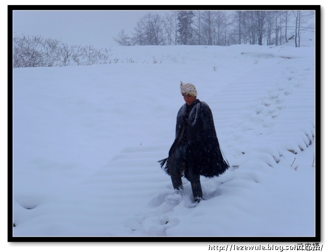 雪地里的彝人