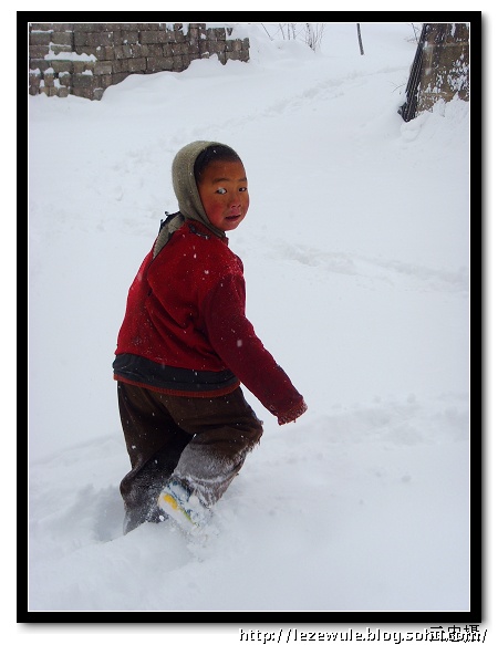 雪地里奔跑的小孩