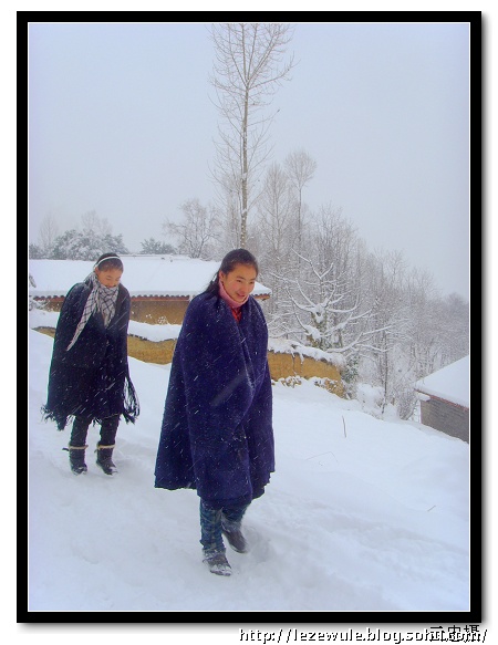 行走在风雪中的彝家女孩