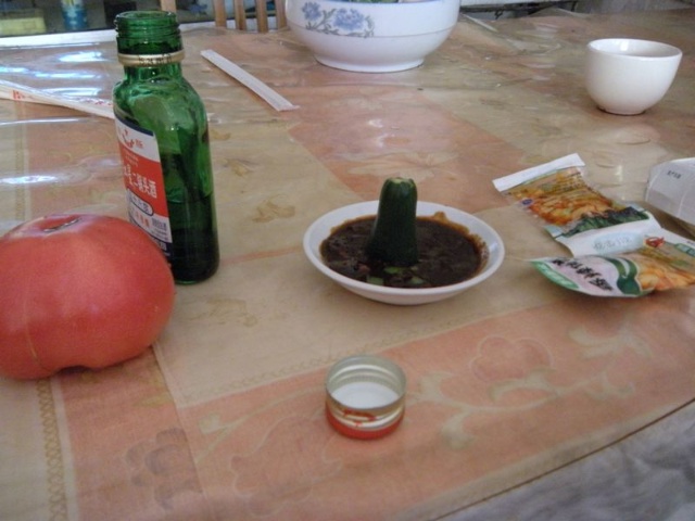 每次一点点的小二。蝴司令的西红杮。买了三要黄瓜。老板娘居然送一小碟鸡蛋酱!每人一碗面!
