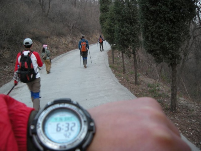 我们也开始沿着防火道下山。此时,整个线路中最耗体力也最有乐趣的山野路段基本结束。