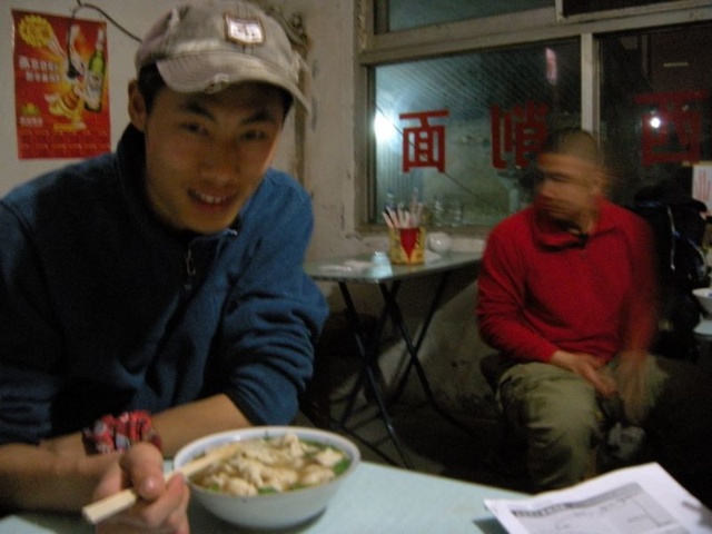 队友们。这个也要照，那个也要照，很影响我的用膳