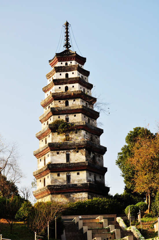 开元塔位于宣墟落区开元寺遗址陵阳山第三峰,初名永塔.