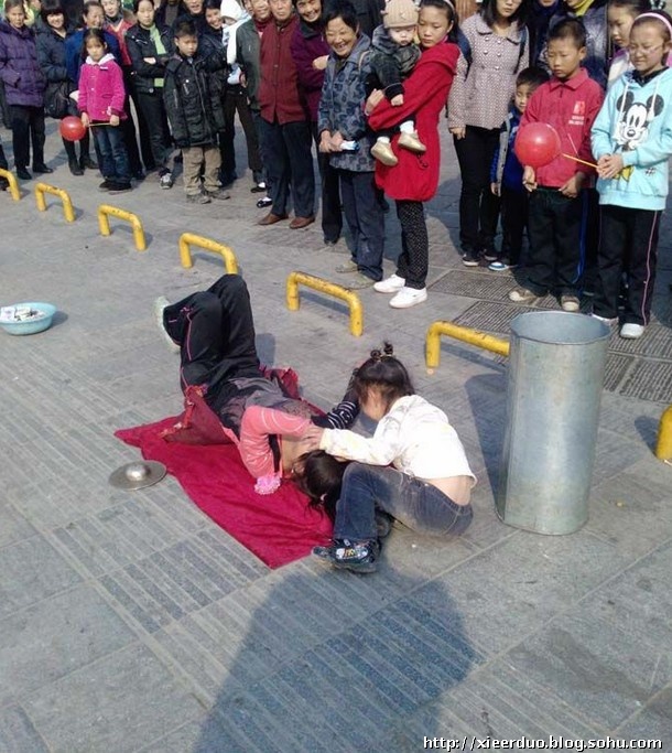 辛酸实拍:五岁流浪女孩街头杂耍讨生活(图)