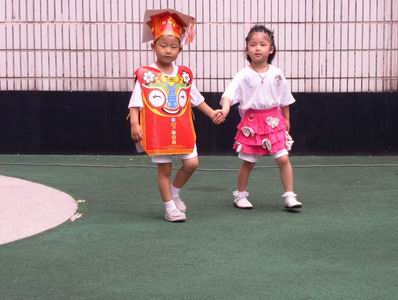 环保手工时装秀男孩,幼儿园手工时装秀图片,幼儿园手工时装高清图片