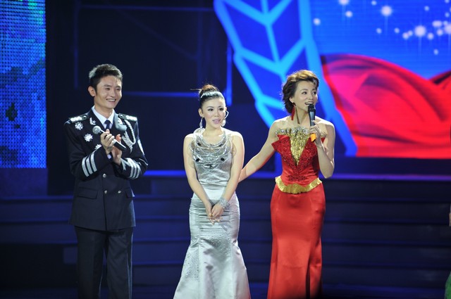 董卿在介绍她眼中的张晓棠(本溪公安警官艺术团,2009星光大道总决赛第