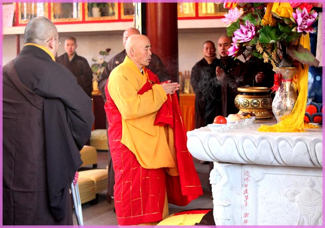 上午九点,慧日寺监院果义法师带领四众弟子上供