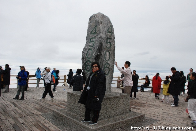 玉龙雪山主峰扇子陡海拔5596米,是世界上北半球纬度最低、海拔最高的山峰。 其实我不太喜欢山,尤其是那种高耸入云,光秃秃的雪山,看上去冰冷陡峭,毫无生气,一想起爬山,我就先开始头痛发愁。但对于像峨眉山、黄山、庐山、张家界的天子山等不太高,有山有水、林木茂盛、风景秀丽的山我还是比较喜欢。对于山来讲,一般是作为我照片风景的底色或衬托,我只想远远地欣赏他,并无征服他的欲望,有的只是对他的畏惧和敬仰,玉龙雪山就是我心目中让我望而生畏的山。 玉龙雪山位于中国云南省丽江西北,呈南北走向,东西宽约13公里,南北长约3