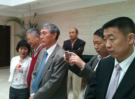 (小华老,陈丹淮将军,曹薰铉,刘小光在观战)