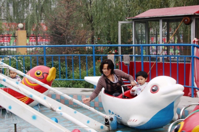这是科幻乐园唯一一项宝宝与边边情趣相投的游戏 其他游戏,都分道扬镳